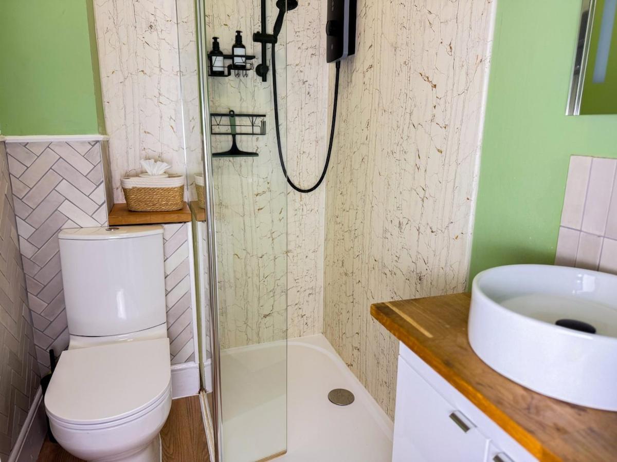 Dom wakacyjny Stylish 1 Bedroom By Altoluxoexperience Short Lets & Serviced With Free Wifi & Parking *